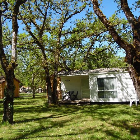 Camping Les Paillotes Payrac Bagian luar foto
