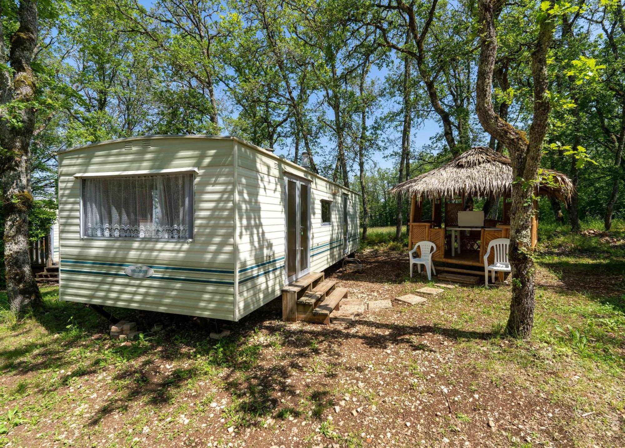 Camping Les Paillotes Payrac Bagian luar foto